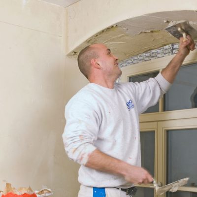 详细分析什么因素会影响抹灰石膏保水性